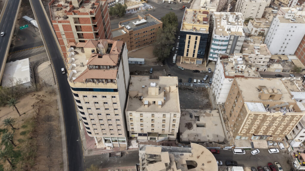 5- عمارة بحي العزيزية الضفة الشرقية