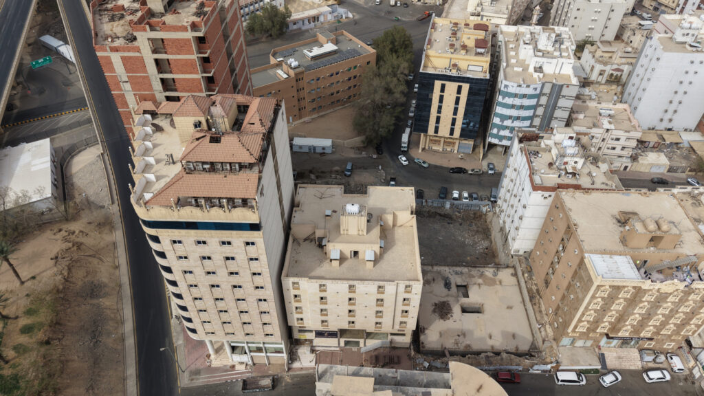 5- عمارة بحي العزيزية الضفة الشرقية
