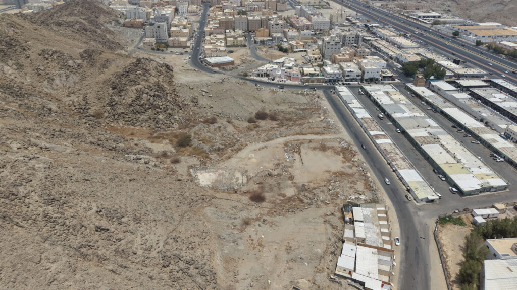9-أرض سكنية بحي التنعيم
