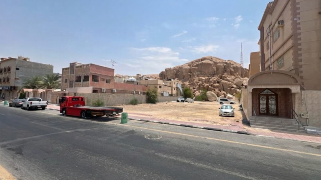 1-أرض سكنية تجارية في حي التويثير بمساحة 1738.54م