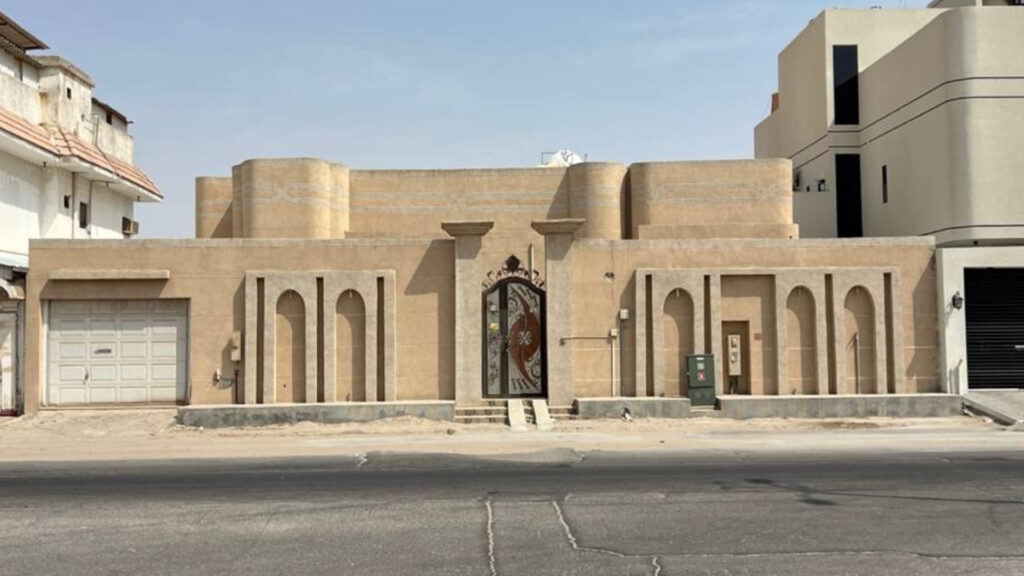 4-فيلا سكنية في حي منسوبي التعليم الأول بمساحة 460م قطعة رقم 206 / د