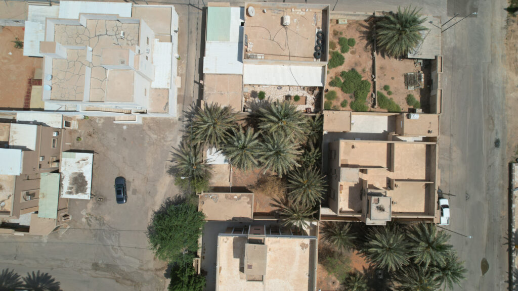 4-أرض سكنية مسورة بحي ربعة الحصون