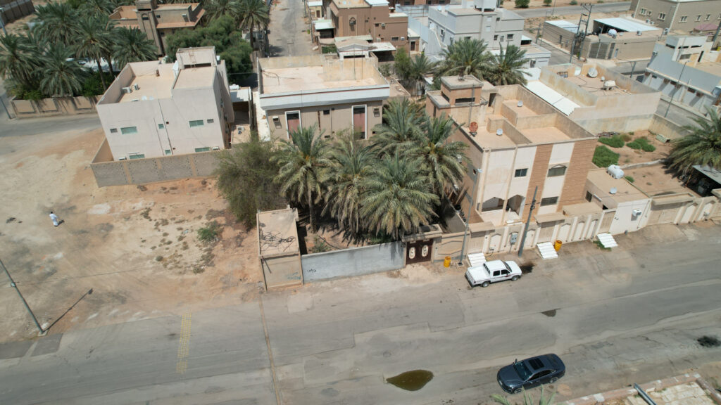 4-أرض سكنية مسورة بحي ربعة الحصون