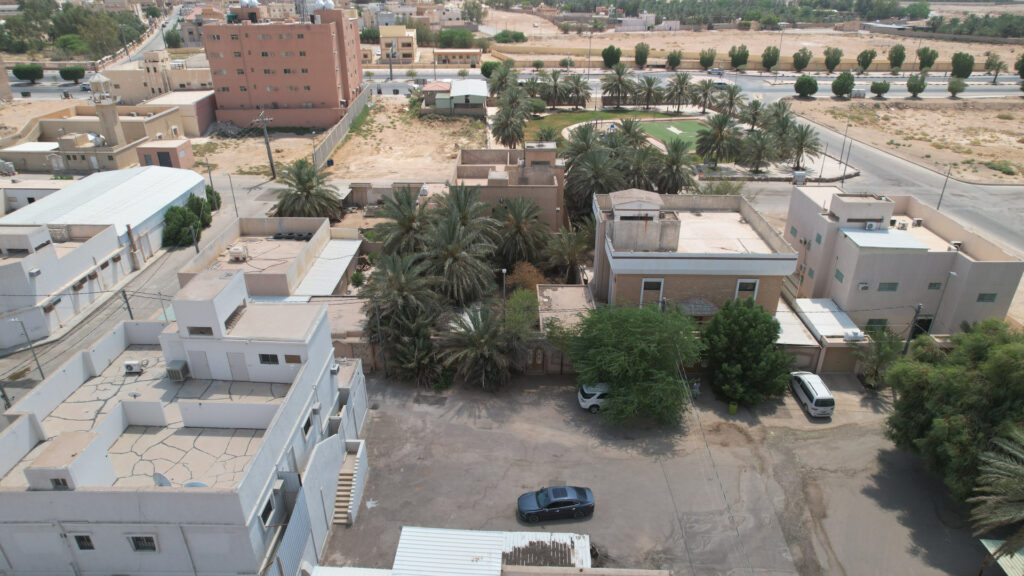 6-أرض سكنية مسورة بحي ربعة الحصون