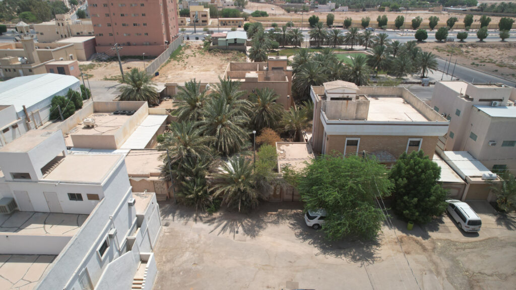 6-أرض سكنية مسورة بحي ربعة الحصون