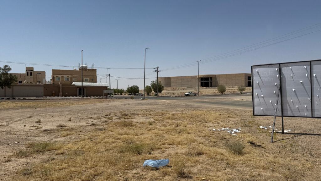 10-أرض سكنية 573م2 بحي السلام