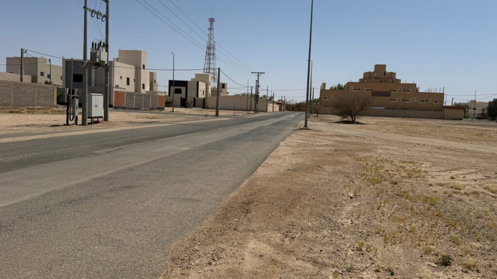10-أرض سكنية 573م2 بحي السلام