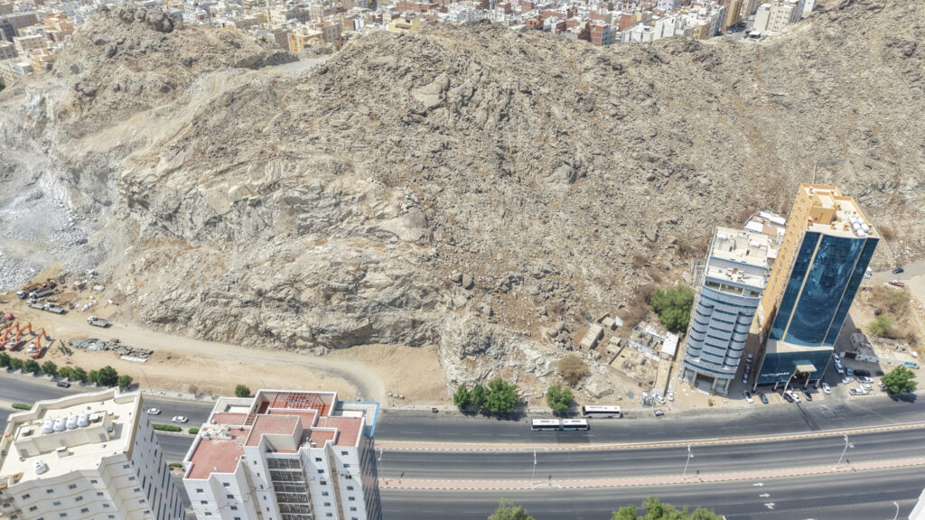 2-أرض سكني/ تجاري بحي العزيزية بمساحة:492.8م