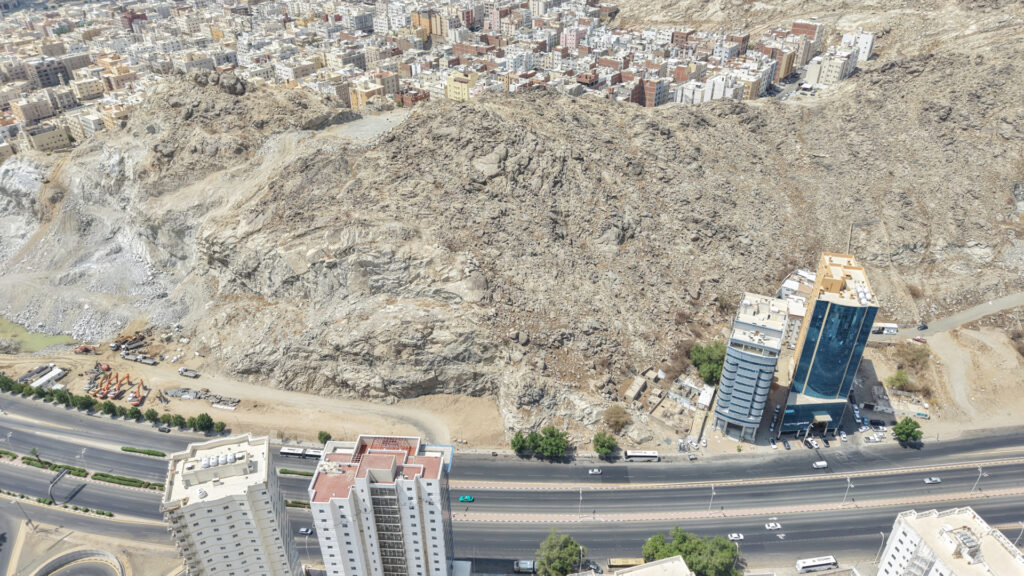 2-أرض سكني/ تجاري بحي العزيزية بمساحة:492.8م