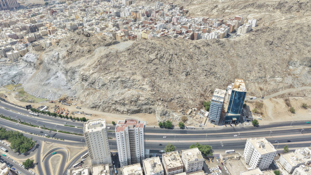 3-أرض سكني تجاري بحي العزيزية بمساحة:582.7م