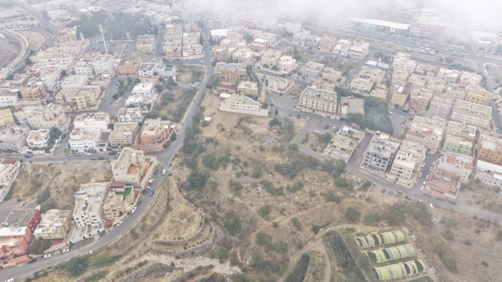 4-أرض سكنية – ذرة الجنوبية بمساحة 9326 م² في مدينة أبها