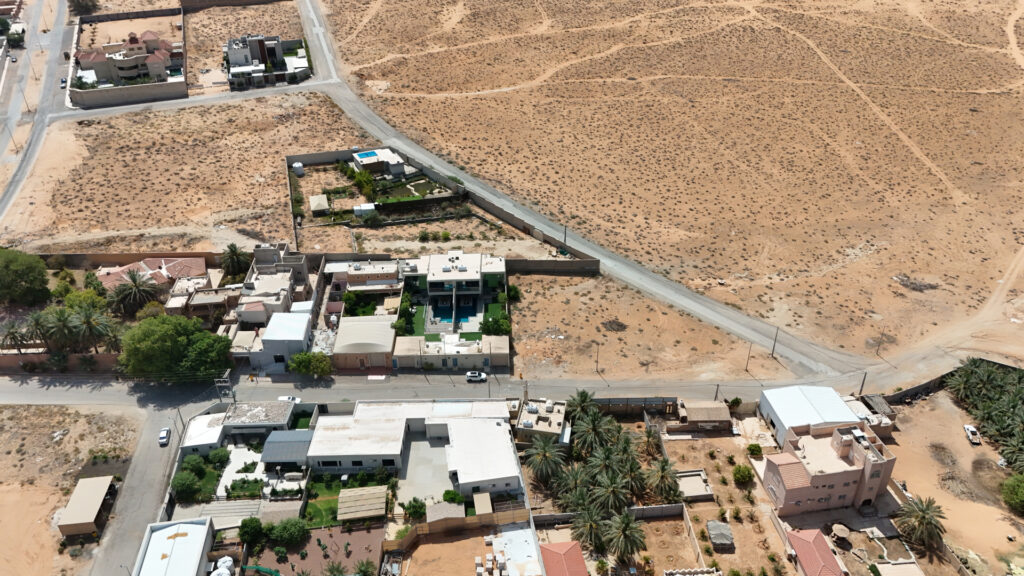6-إستراحتين و أرض فضاء بحي غرب عنيزة