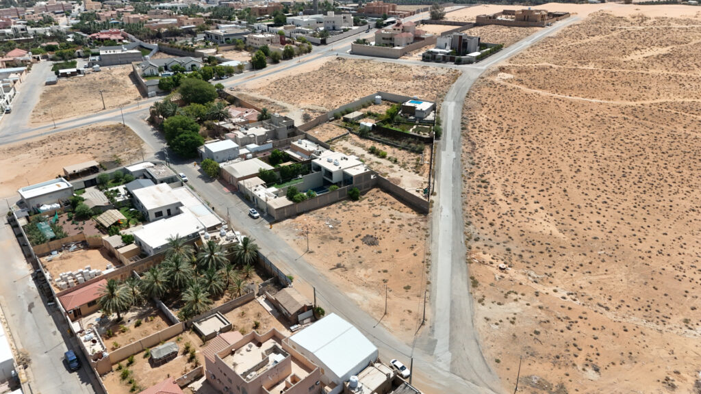 6-إستراحتين و أرض فضاء بحي غرب عنيزة