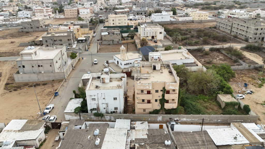 2-أرض مقام عليها مباني في ضمد بمساحة 2149 م