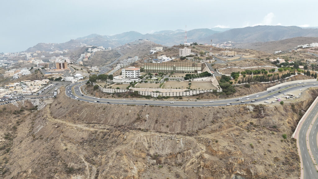 1- ارض تجارية بحي شعب الفازة بضبيعة بمساحة 19447.5 م² في مدينة أبها