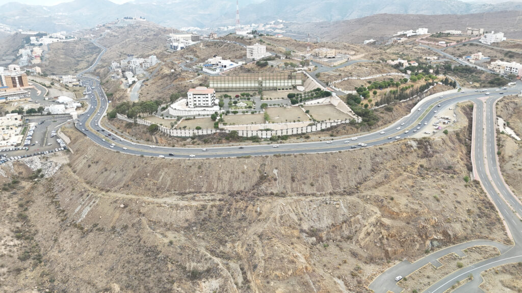 1- ارض تجارية بحي شعب الفازة بضبيعة بمساحة 19447.5 م² في مدينة أبها