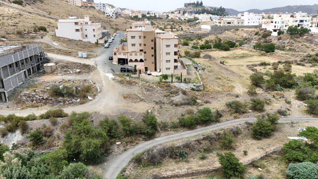 10- أرض سكنية بمساحة 980 م² في مدينة أبها