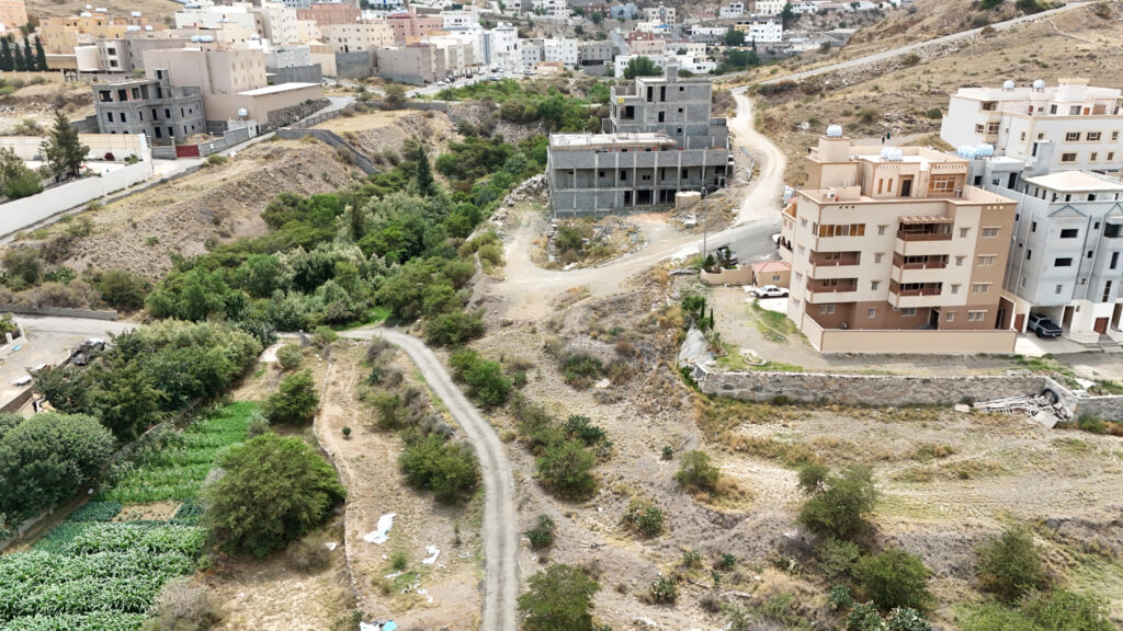 10- أرض سكنية بمساحة 980 م² في مدينة أبها
