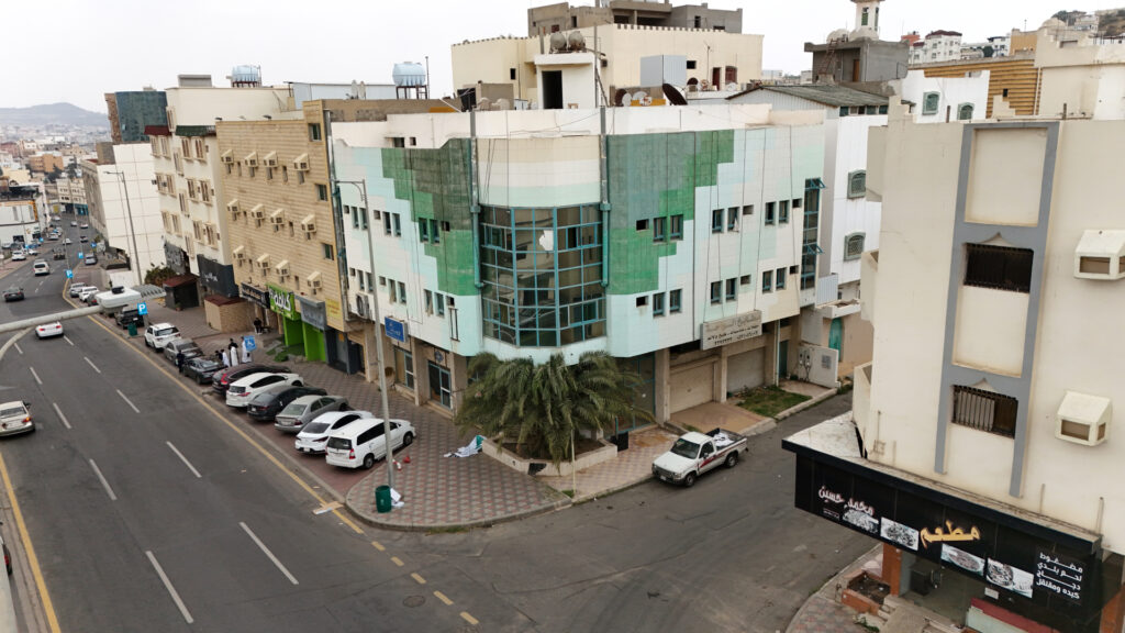 13- أرضين فضاء وعمارتين سكنية تجارية بمساحة 1547.81 م² في مدينة أبها