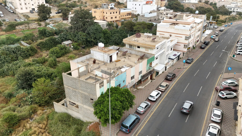 13- أرضين فضاء وعمارتين سكنية تجارية بمساحة 1547.81 م² في مدينة أبها