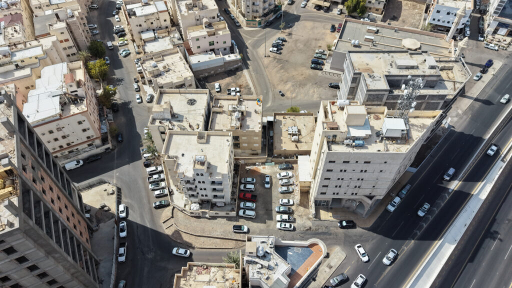 8-أرض سكنية بحي جزع السيح بالقرب من جبل فته