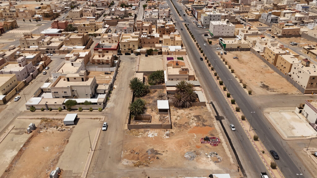 4 – أرض سكنية بحي الأندلس / المزاحميه – بمساحة 420 م²