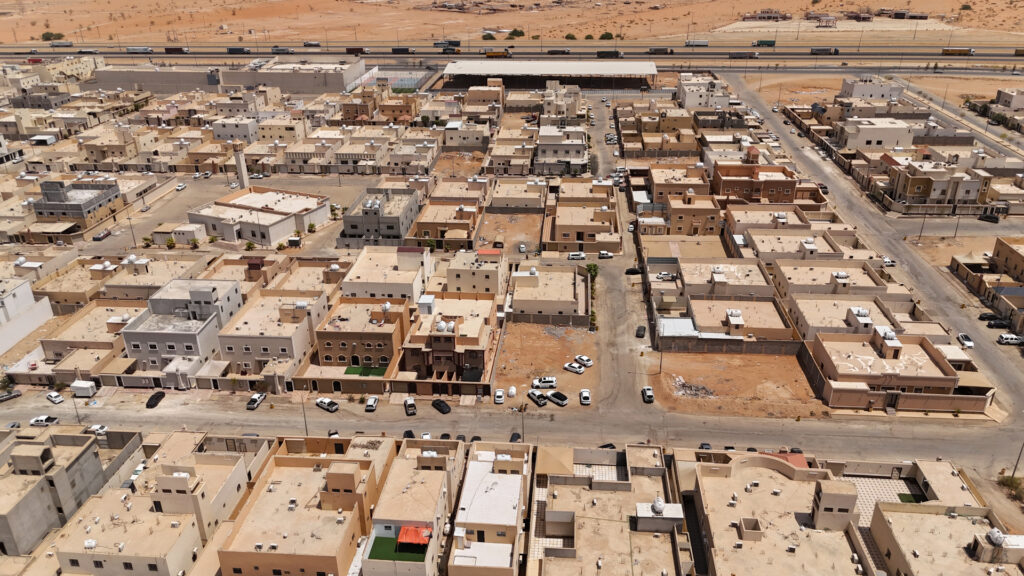 7 – أرض سكنية بحي الأندلس / المزاحميه – بمساحة 600 م²