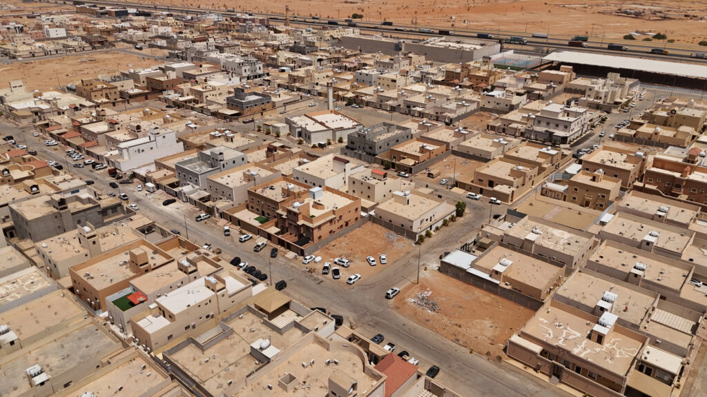 7 – أرض سكنية بحي الأندلس / المزاحميه – بمساحة 600 م²