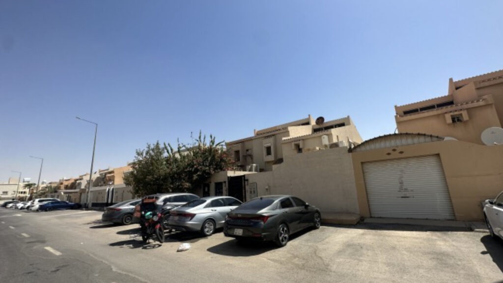 2-فيلا سكنية بحي ( الروابي – الرياض ) بمساحة 200 م
