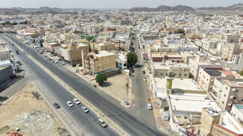 3-أرض تجارية سكنية 590م2 بحي العمرة