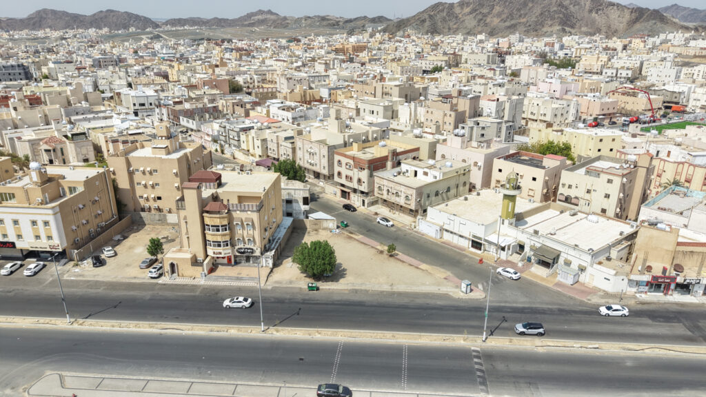 3-أرض تجارية سكنية 590م2 بحي العمرة