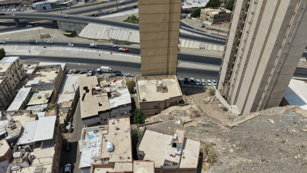 4-عمارة سكنية 342.38م2 بحي المعابدة شرق شارع الحج