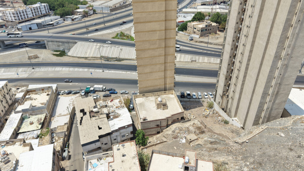 4-عمارة سكنية 342.38م2 بحي المعابدة شرق شارع الحج