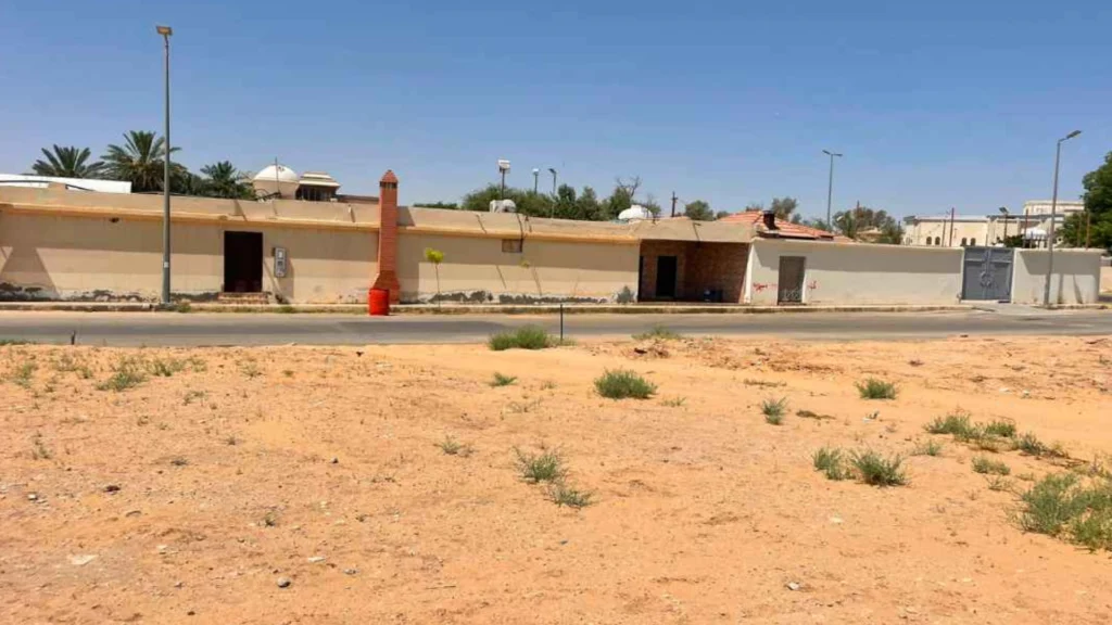 16-أرض بحي الوسيطى