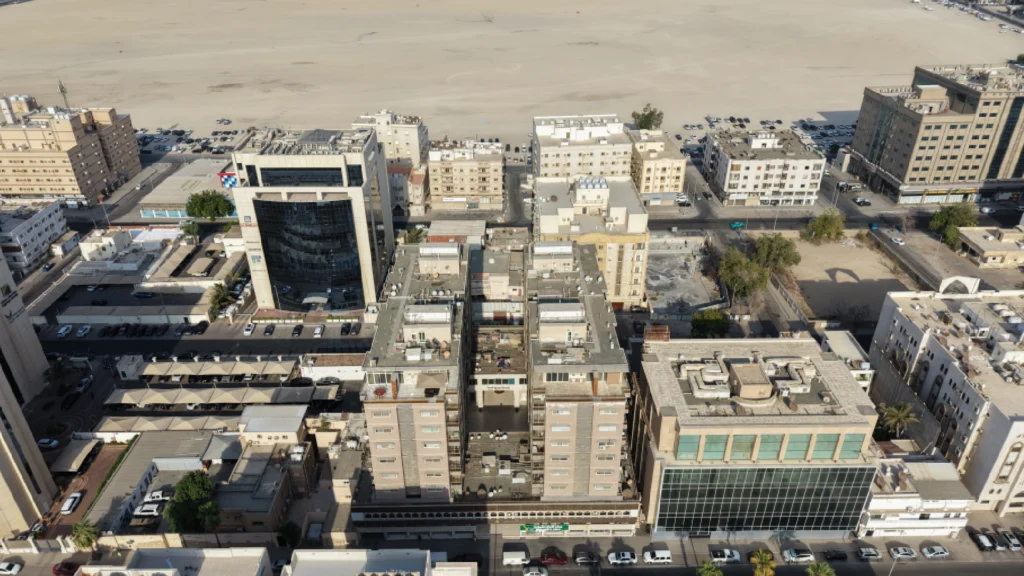 5-أرض ﺳﻜﻨﻴﺔ ﺗﺠﺎرﻳﺔ 40000م2 بحي أم السلم