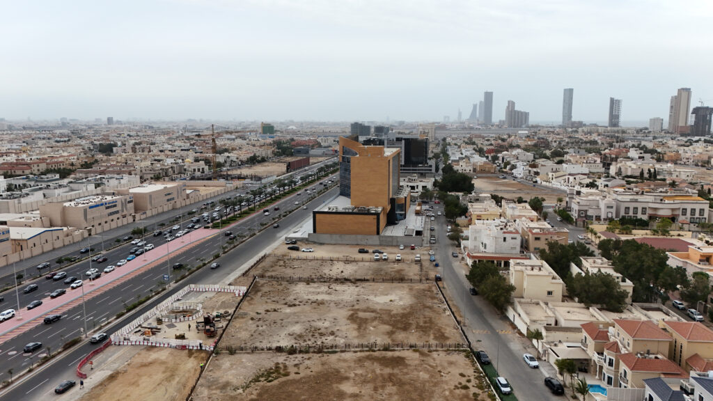 1-أرض تجارية سكنية بواجهة على طريق الملك عبدالعزيز