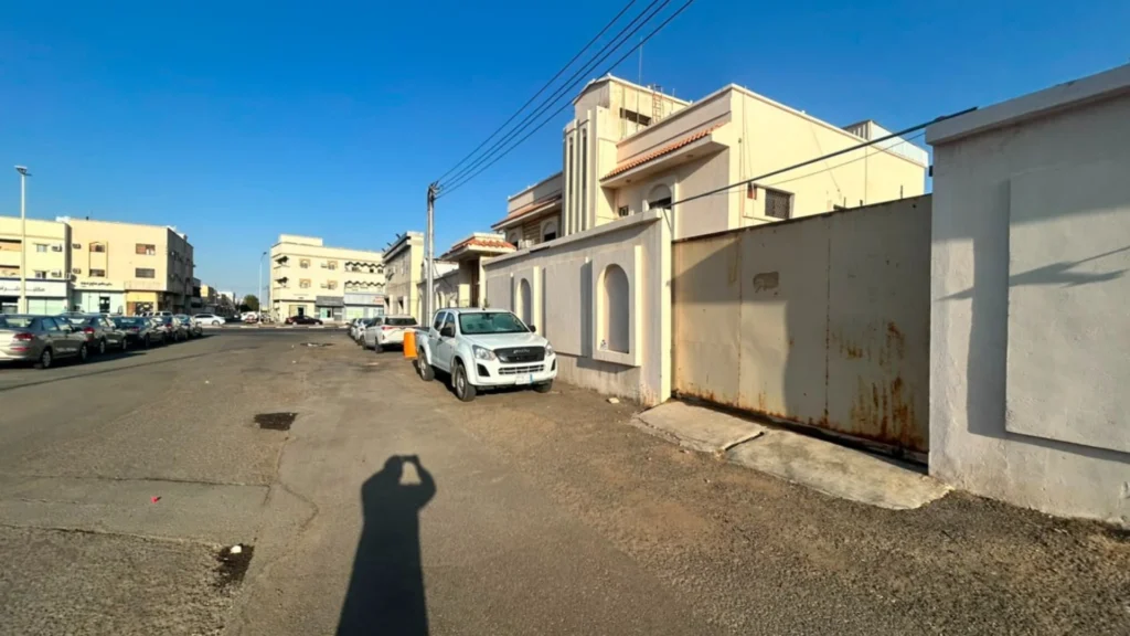 1-عمارة تجارية سكنية بحي شراف